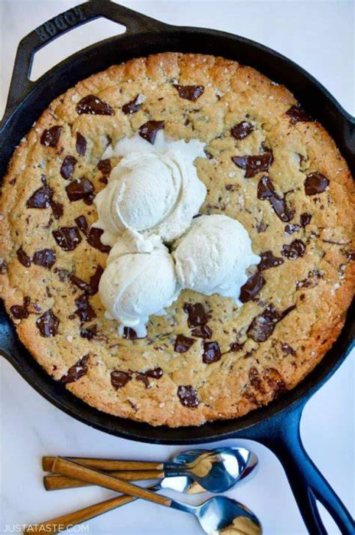 Skillet Chocolate Chip Cookie